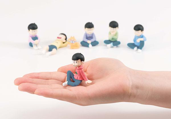 Preview: Osomatsu-san - Palmate Mini-Figuren Set - We are Family! (7 Figuren mit Tisch und Hintergrund)