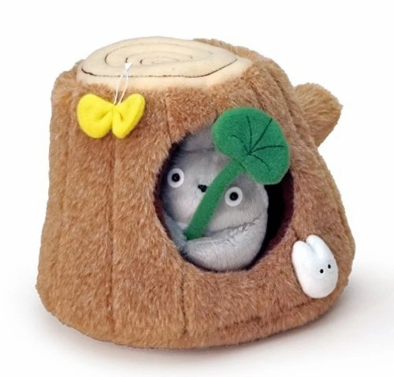 GHIBLI - Totoro Plüsch in einem Baumstamm