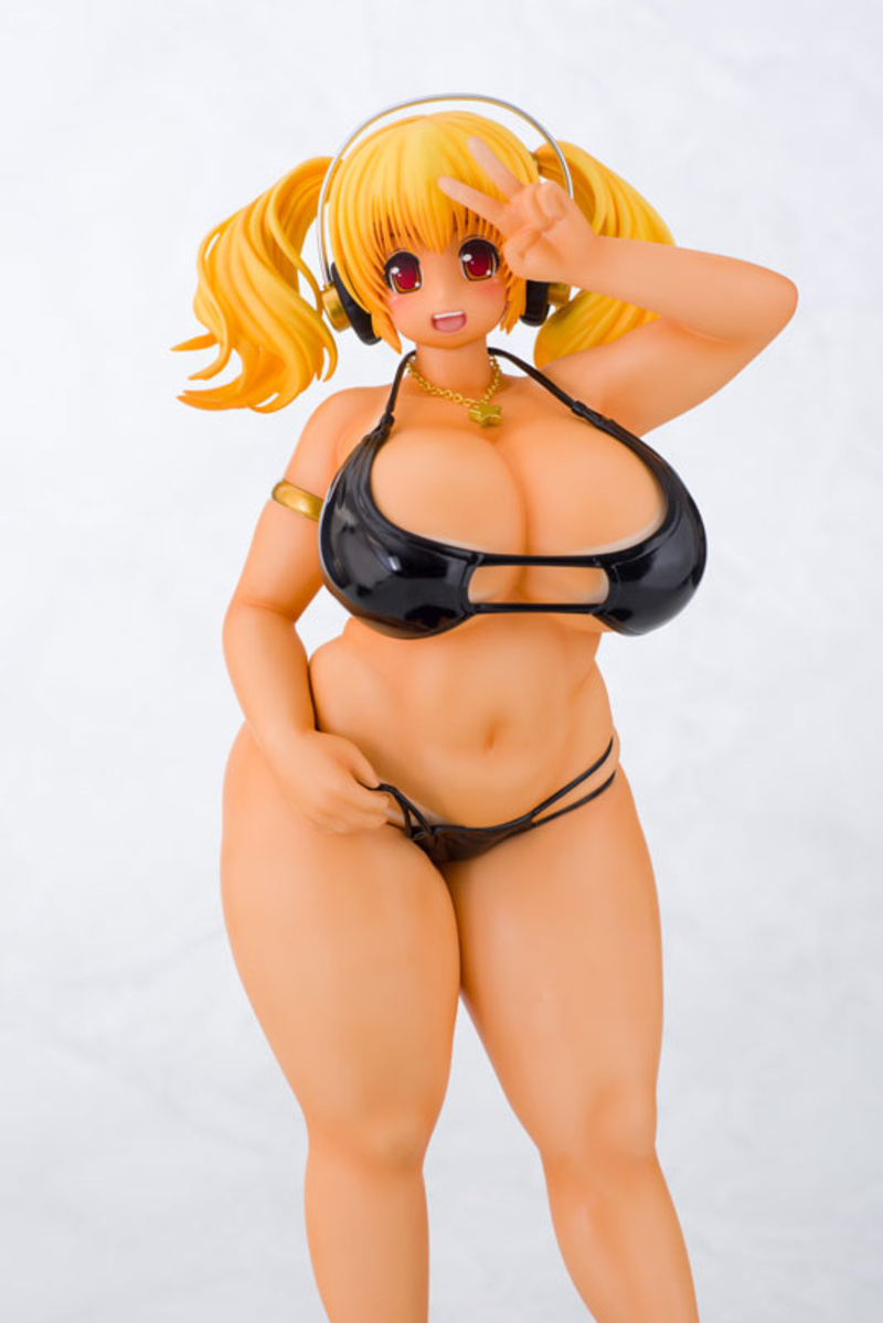 Super Pochaco - Suntan Photo Shoot